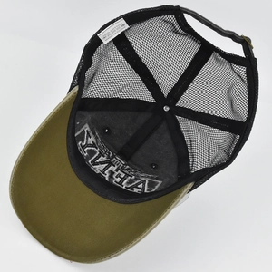 Détail de l'intérieur de la casquette avec maille respirante et étiquette d'entretien