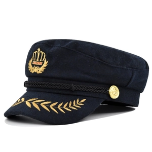 Détail d'une casquette marine avec broderie couronne dorée et motifs d'épis de blé