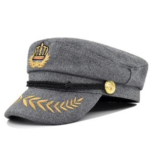 Vue détaillée du chapeau de capitaine gris avec broderies couronne et blé dorées et corde