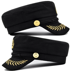 Détail de casquettes de marin avec broderie de blé dorée et boutons d'ancre en métal
