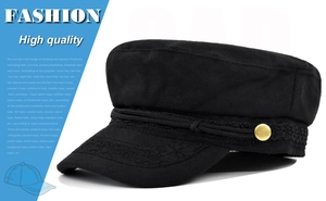 Détail d'une casquette de marin en laine noire avec corde tressée et bouton doré