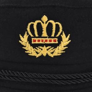 Détail de broderie couronne dorée et cordelette sur chapeau marin en laine