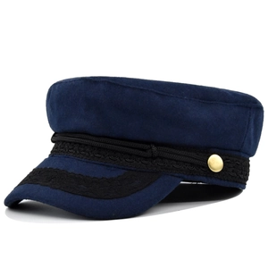Détails de la casquette de marin en laine bleu marine avec dentelle et boutons dorés