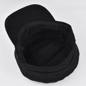 Vue détaillée d'une casquette militaire en laine noire avec doublure et bordure tissée