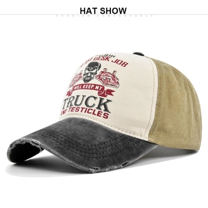 Detalle de la visera desgastada y gráfico de calavera en la gorra trucker retro vintage