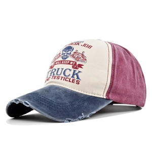 Gorra de béisbol vintage con gráfico de calavera y diseño de patchwork tricolor desgastado