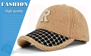 Dettaglio cappello baseball in lana d'agnello con logo R di cristallo e visiera a quadri
