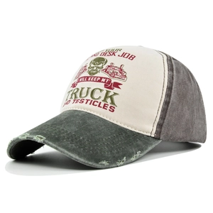 Detalle de gorra vintage con estampado de calavera y visera desgastada de estilo retro