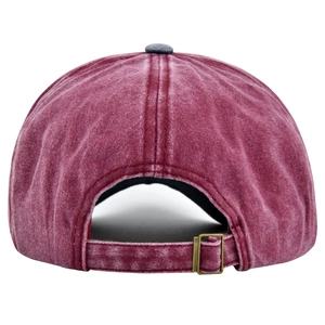 Detalle de gorra de béisbol lavada vintage con hebilla ajustable de metal