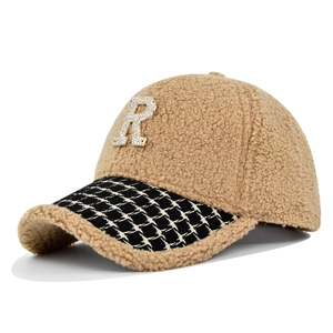 Berretto beige in lana d'agnello con lettera R in cristallo e visiera a scacchi