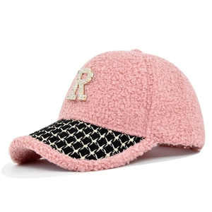 Dettaglio cappellino rosa in lana d'agnello con lettera R in strass e visiera a quadri