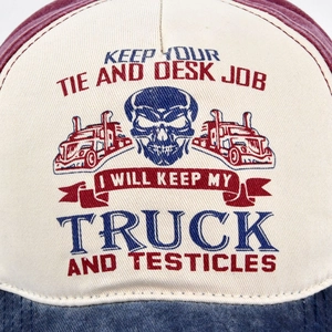 Gorra trucker vintage con estampado de calavera, visera azul marino y copa crema