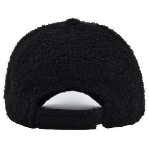 Dettaglio del cinturino regolabile e del morbido tessuto sherpa nero del cappellino