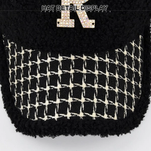 Berretto in lana di agnello nera con logo K in strass e visiera a scacchi