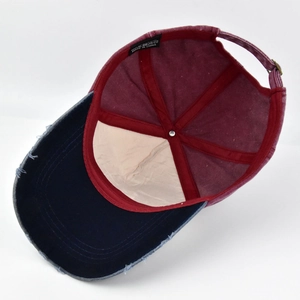Vista detallada del interior de una gorra vintage con costuras rojas y hebilla de ajuste
