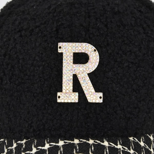 Berretto da baseball in pile con lettera R in strass e visiera a quadri neri