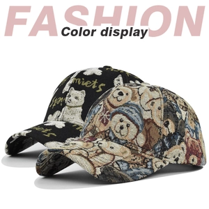 Detail van honkbalpetten met kattenprint en jacquard geweven textuur met teddyberen