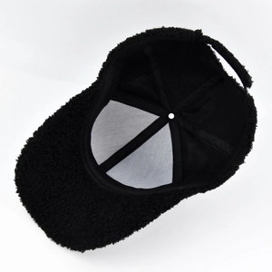 Dettaglio dell'interno del cappellino in lana d'agnello nera con fodera rinforzata