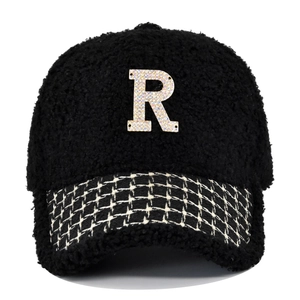 Cappellino baseball in pile nero con lettera R di strass e visiera a quadri retro