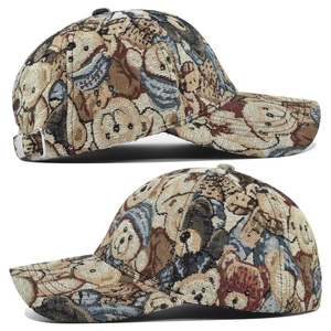 Detailweergave van de jacquard baseballpet met teddybeerpatroon en metalen gesp
