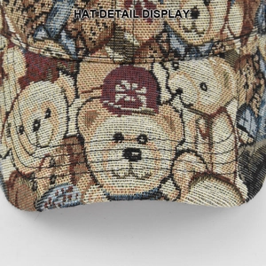 Detail van beer-jacquard borduursel op getextureerde gebreide honkbalpet voor dames