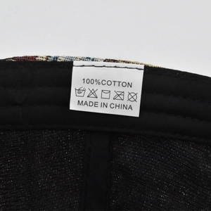 Macro detail van het binnenste katoenen label met 100% katoen en wassymbolen