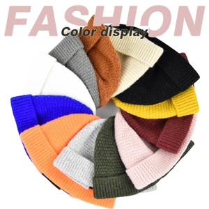 Vue à plat de bonnets en tricot colorés en 12 teintes avec texture côtelée détaillée