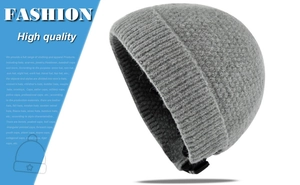 Vue détaillée du bonnet d'hiver en tricot gris avec une sangle réglable
