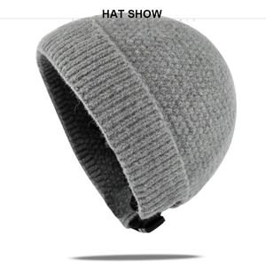 Détail d'un bonnet en maille gris clair avec une sangle de réglage à boucle au dos