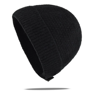 Détail du bonnet en maille noire avec texture épaisse et design classique à revers