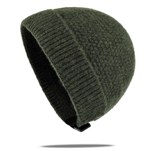Vue détaillée du bonnet en maille vert foncé avec texture gaufrée et boucle de réglage noire