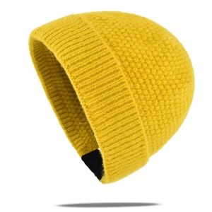 Bonnet en tricot jaune moutarde d'hiver avec texture épaisse et doublure noire chaude