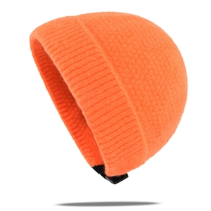Détail du bonnet en maille orange vif avec texture côtelée verticale et laine douce chaude