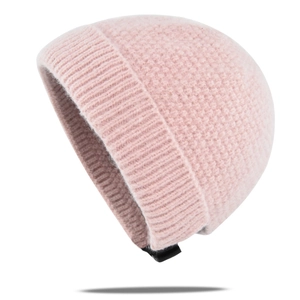 Texture de laine détaillée sur bonnet en tricot rose avec bord roulé pour l'hiver