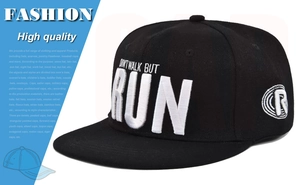 Gros plan sur la broderie 3D DON'T WALK BUT RUN sur une casquette hip-hop noire snapback