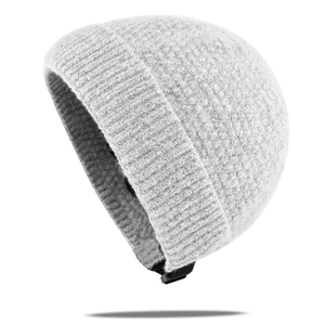 Détail du bonnet en maille gris clair avec sangle réglable et doublure épaisse sur blanc