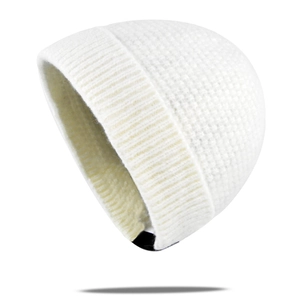 Détail du bonnet en tricot blanc avec revers épais et texture de laine moelleuse