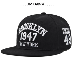 Gros plan détaillé de la broderie 3D blanche sur une casquette snapback noire Brooklyn