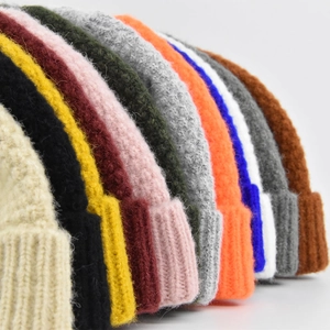 Détails de bonnets en maille côtelée déclinés en douze couleurs automnales variées