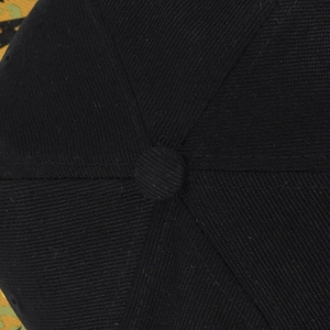 Détail de la couronne d'une casquette de baseball noire avec couture à six panneaux