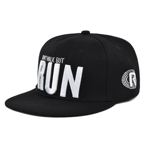 Détail de la broderie 3D blanche DONT WALK BUT RUN sur une casquette snapback noire tendance