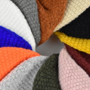 Bonnets d'hiver en tricot de diverses couleurs avec texture douce style mohair