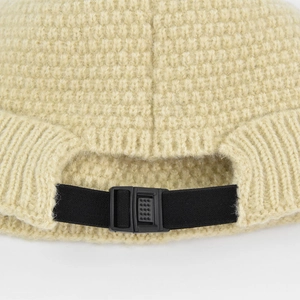 Bonnet en maille beige pour l'hiver avec cordon de serrage élastique et boucle