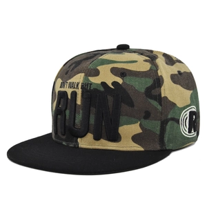 Détail de la broderie 3D RUN sur casquette snapback camouflage hip hop à bord plat