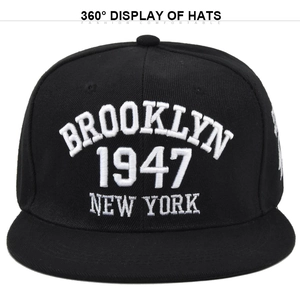Détail de broderie 3D Brooklyn 1947 New York sur une casquette noire à visière plate