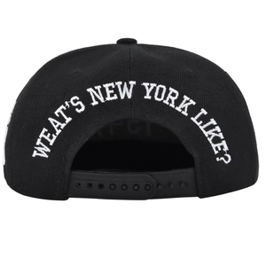 Vue détaillée de la broderie New York et de la fermeture réglable de la casquette noire
