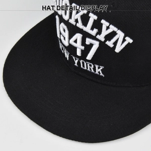 Détail de la broderie 3D Brooklyn 1947 sur la casquette de baseball en coton noir