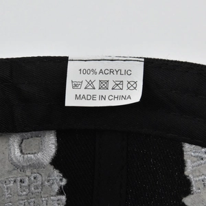 Vue détaillée de l'étiquette 100% acrylique et des instructions de lavage de la casquette