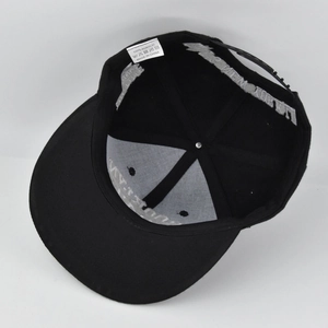 Vue détaillée de l'intérieur de la casquette noire avec sa sangle de réglage