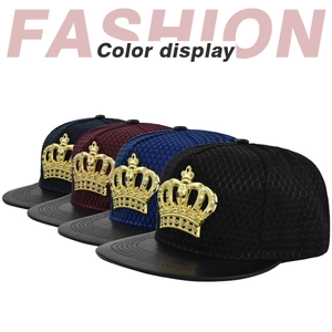 Detail von Hip-Hop-Caps in vier Farben mit besetzten goldenen Kronen-Elementen